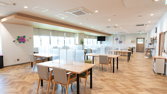 食事の時間を豊かに彩る開放的な空間<br>（食堂）